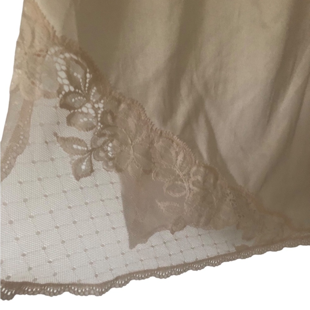 VTG Vanity Fair women’s half slip made in USA nylon lace and mesh detail at hem